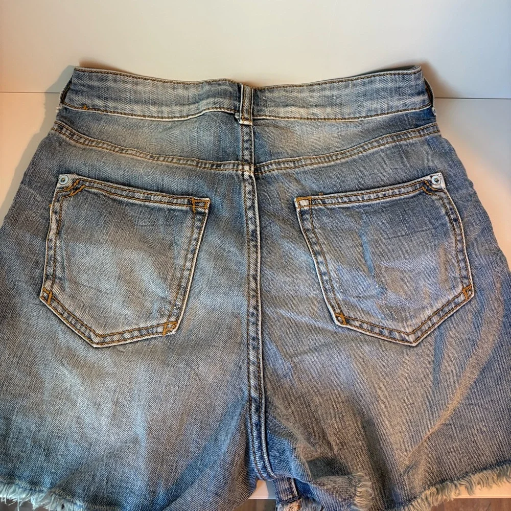 Pilcro Classic Distressed Women's Denim Shorts - Light Blue - Picture 5 of 5